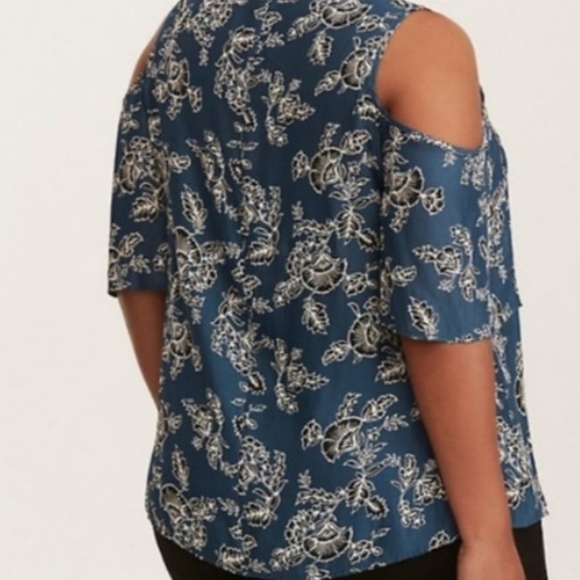 Torrid Plus Size 0 Blue Floral V-Neck Cold Shoulder Blouse - Picture 2 of 10